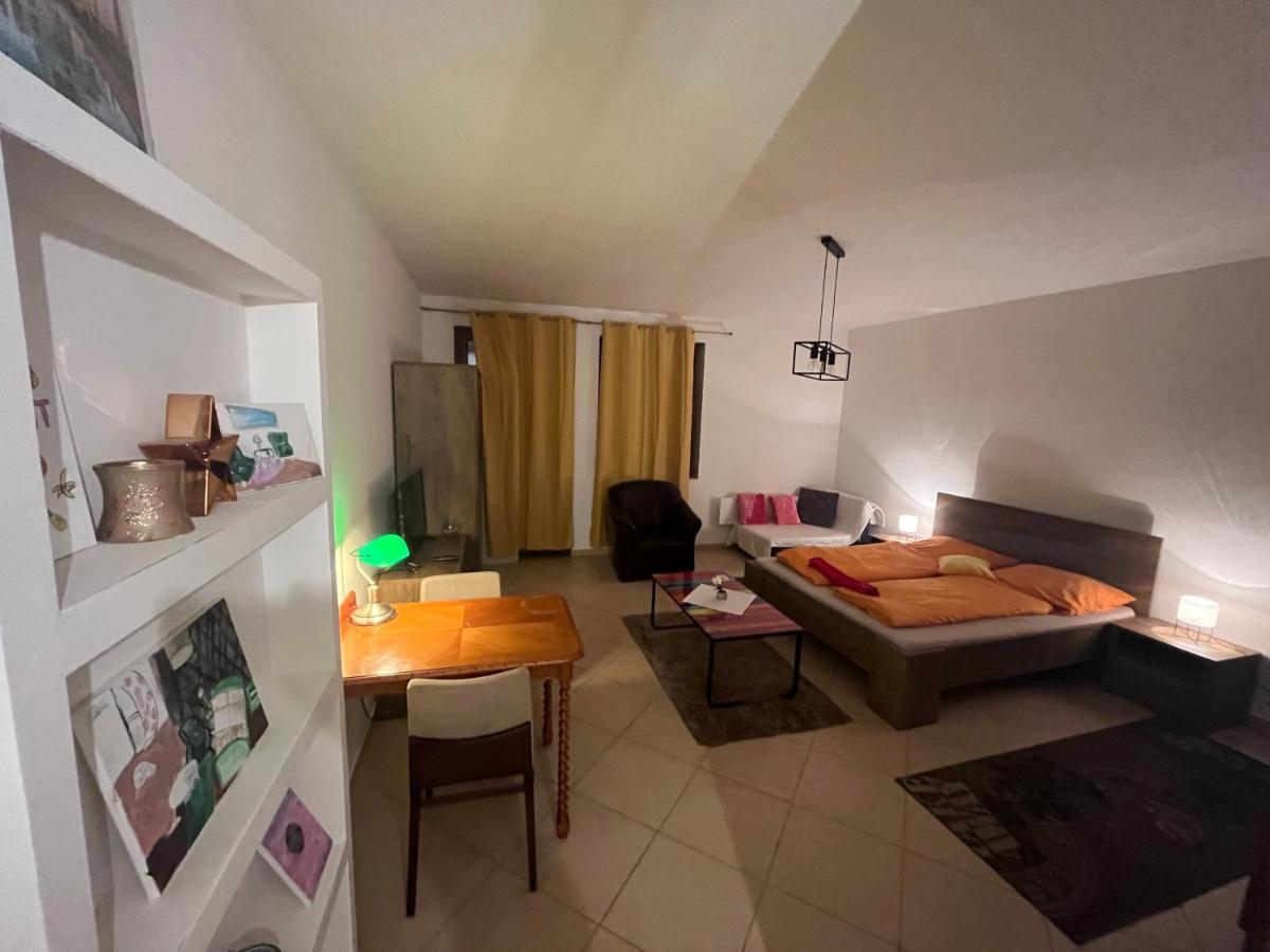 Monelly Apartman Komárno Buitenkant foto