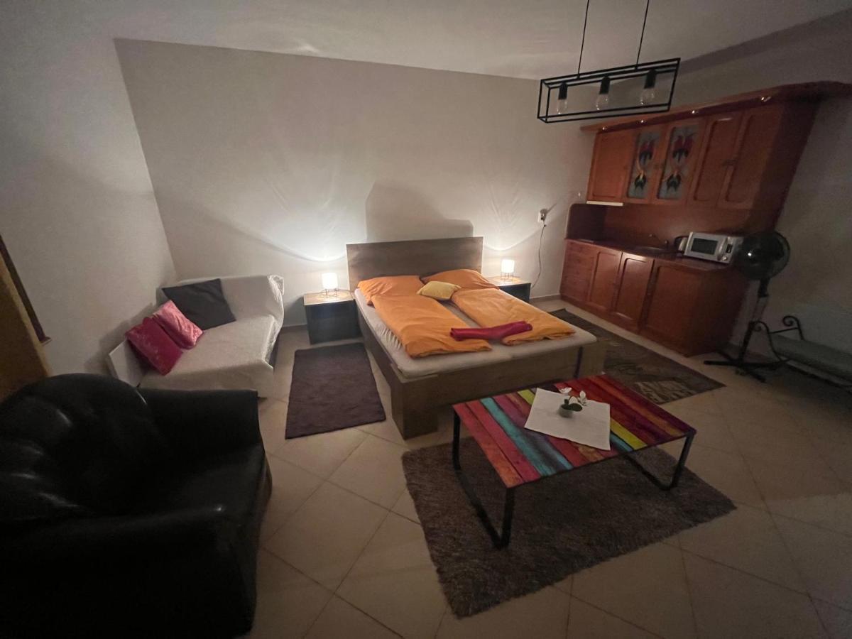 Monelly Apartman Komárno Buitenkant foto