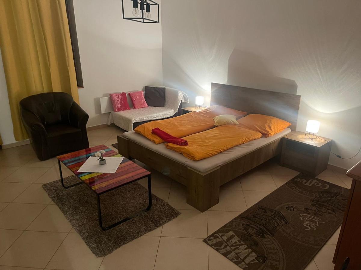 Monelly Apartman Komárno Buitenkant foto